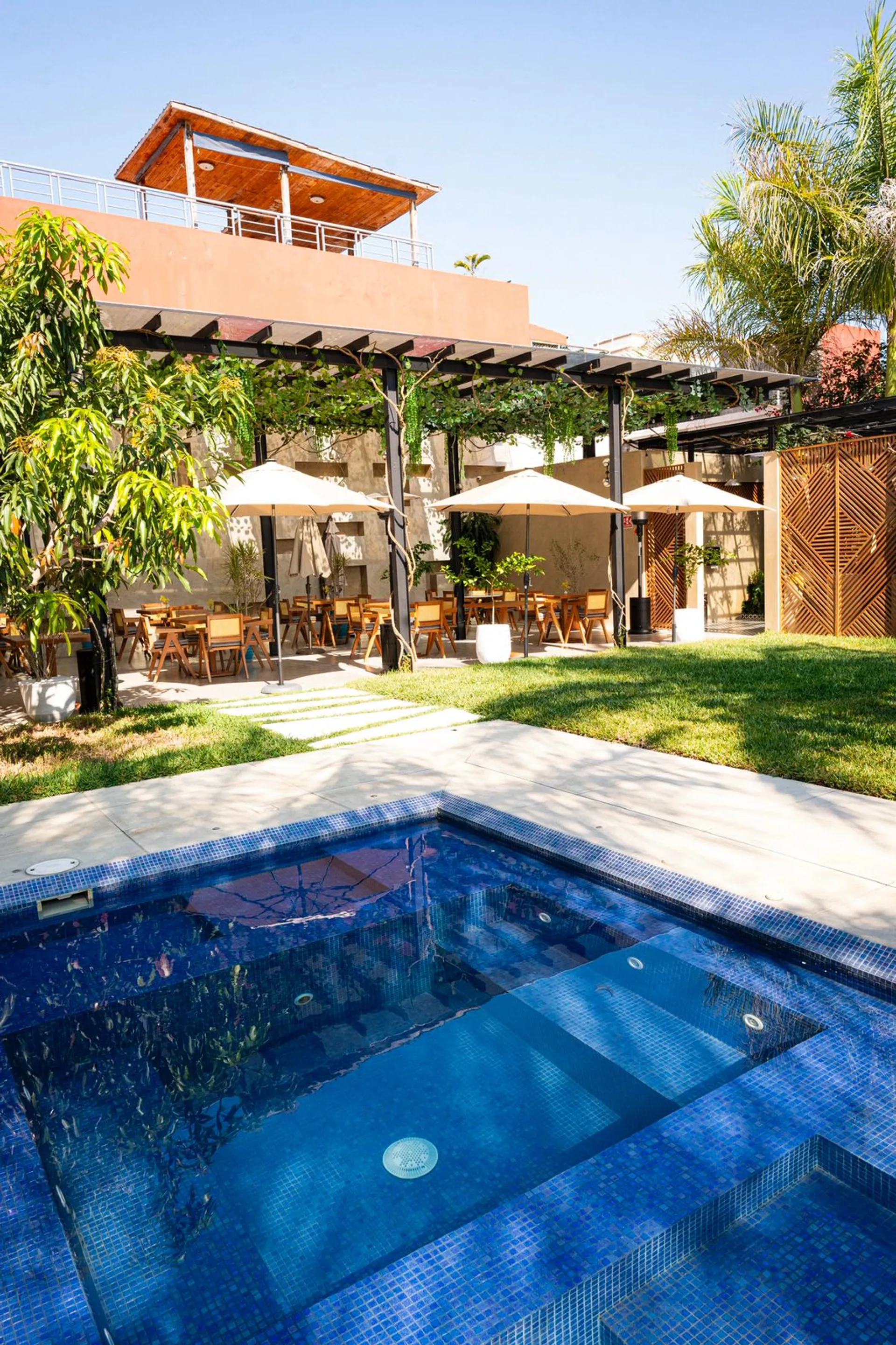 Alberca y ambiente relajado