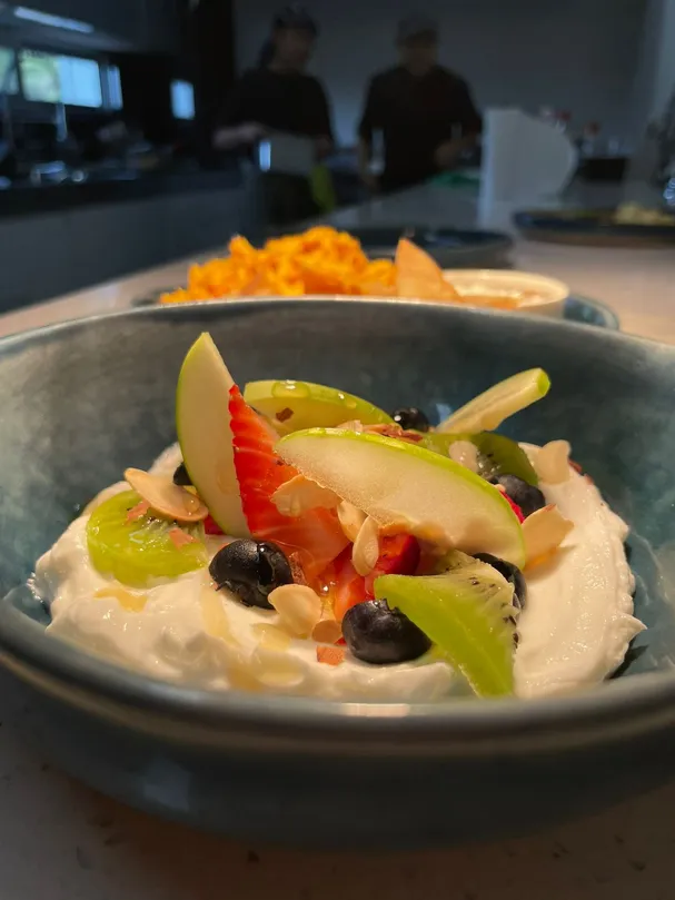 Bowl de fruta, granola y yogurt