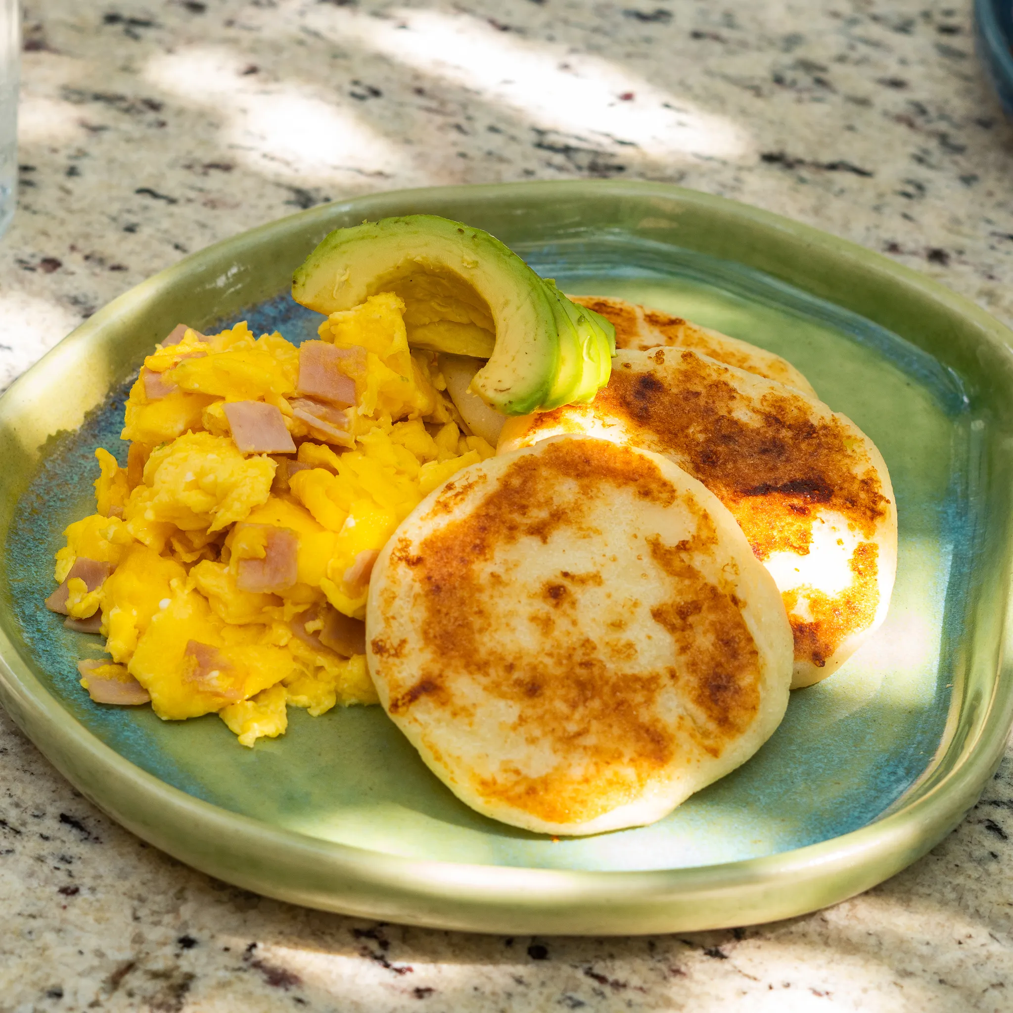 Huevos Jamon Arepas