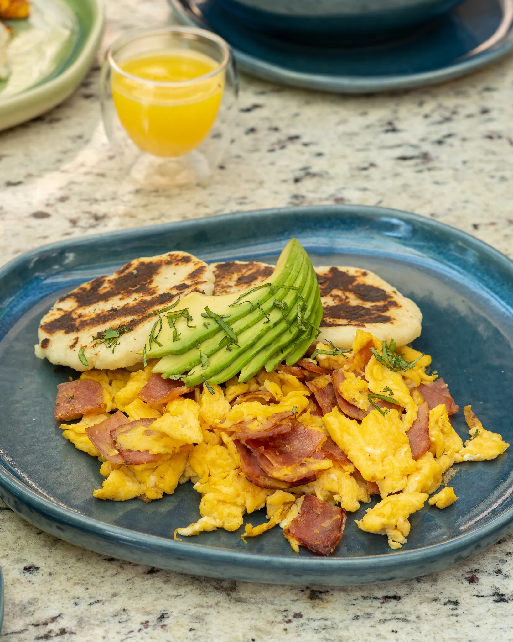 Huevos Jamon Arepas2