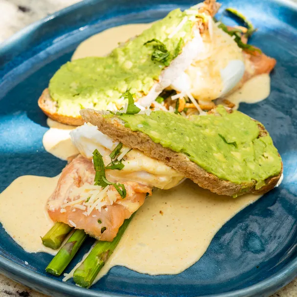 Huevos poché con espárragos y salsa holandesa