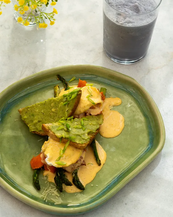 Huevos poché con espárragos y salsa holandesa